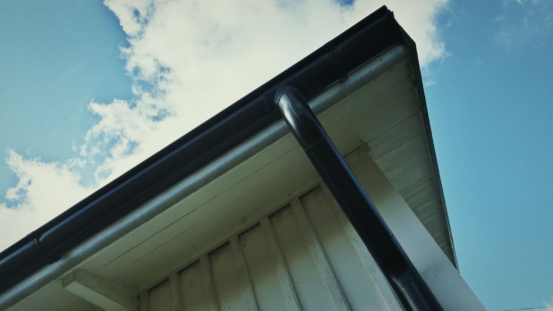 Roof drain guttering and view of soffit