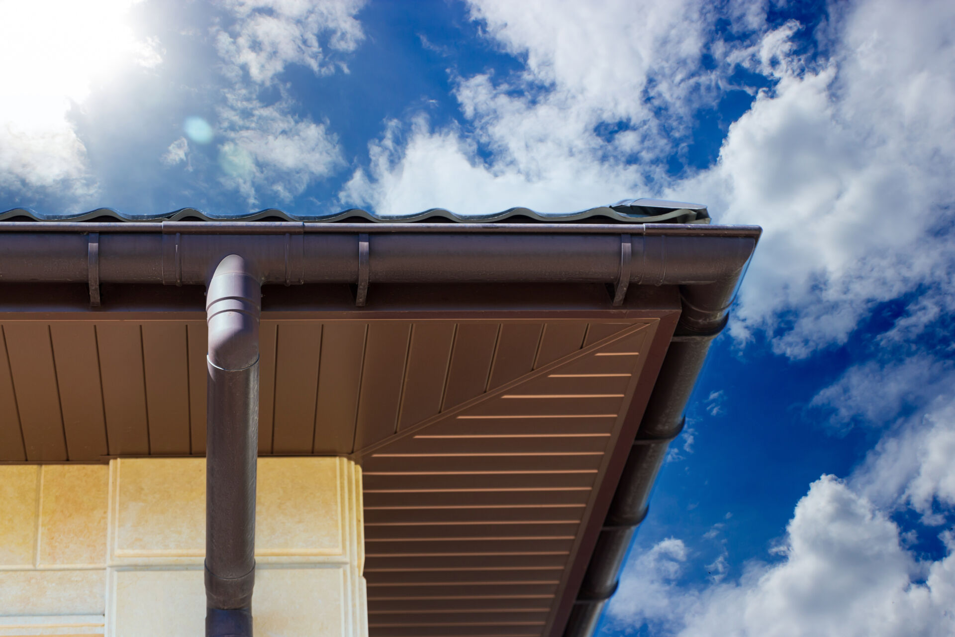 Roof drain guttering and view of fascia and soffit